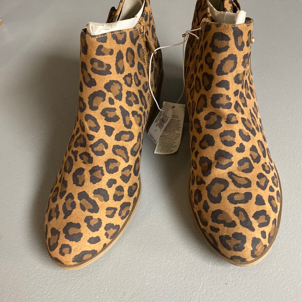 Old navy leopard short boot